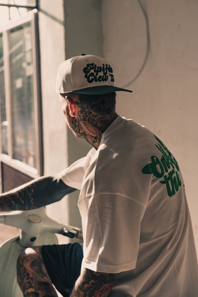 
                  
                    Laden Sie das Bild in den Galerie-Viewer, T-SHIRT &amp;quot;ONLY NEED THE CREW&amp;quot;
                  
                