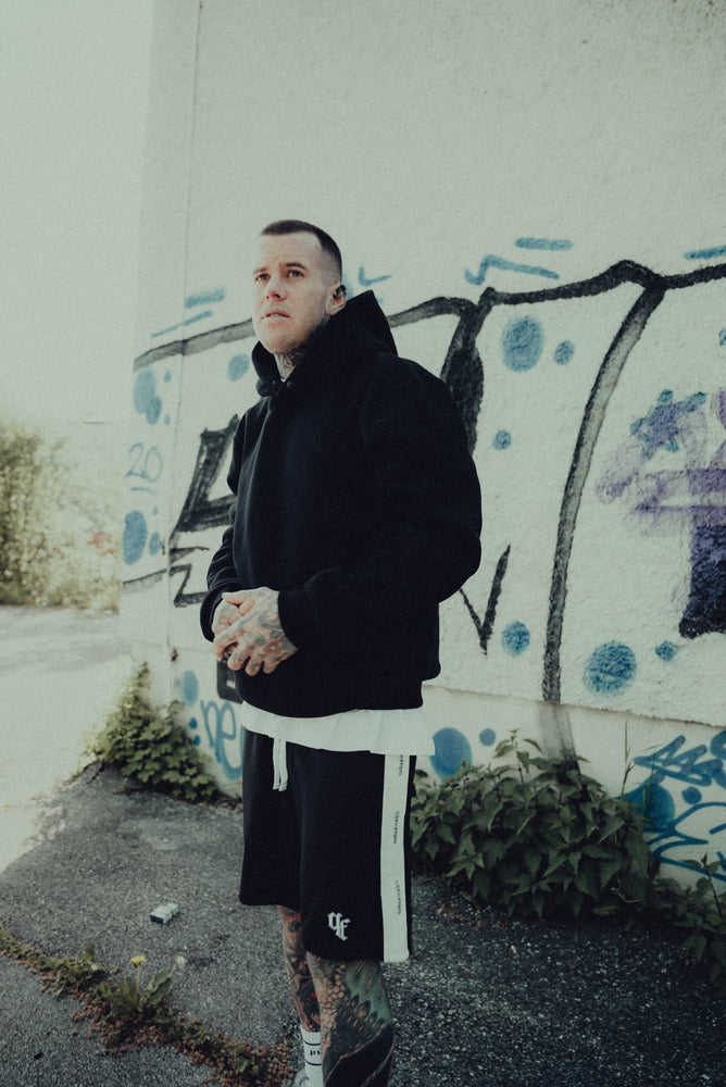 
                  
                    Laden Sie das Bild in den Galerie-Viewer, HOODIE ALLBLACK
                  
                