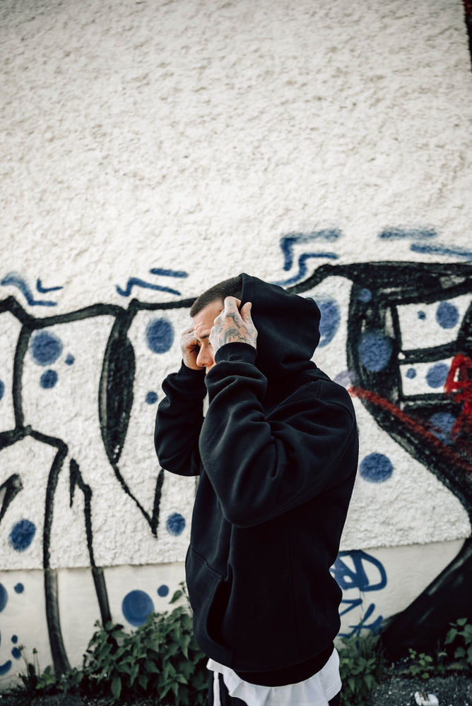 
                  
                    Laden Sie das Bild in den Galerie-Viewer, HOODIE ALLBLACK
                  
                