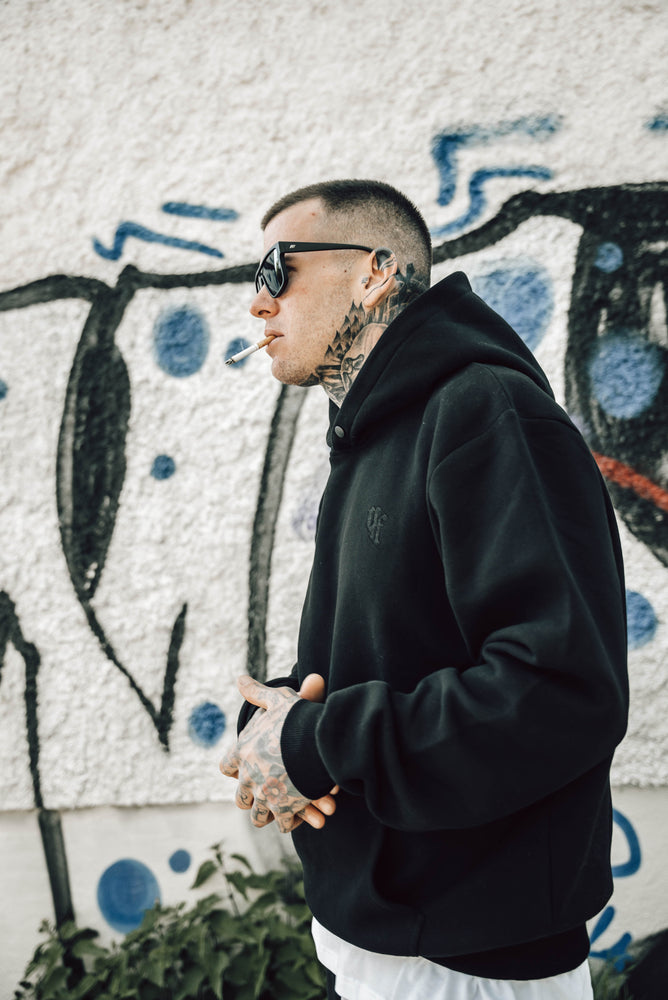 
                  
                    Laden Sie das Bild in den Galerie-Viewer, HOODIE ALLBLACK
                  
                