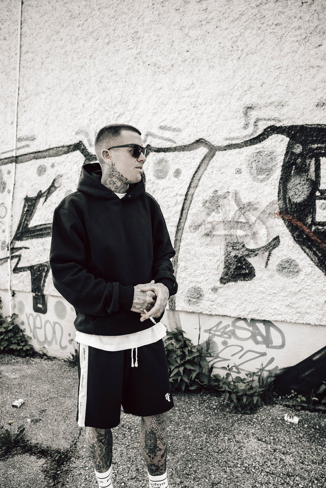 
                  
                    Laden Sie das Bild in den Galerie-Viewer, HOODIE ALLBLACK
                  
                